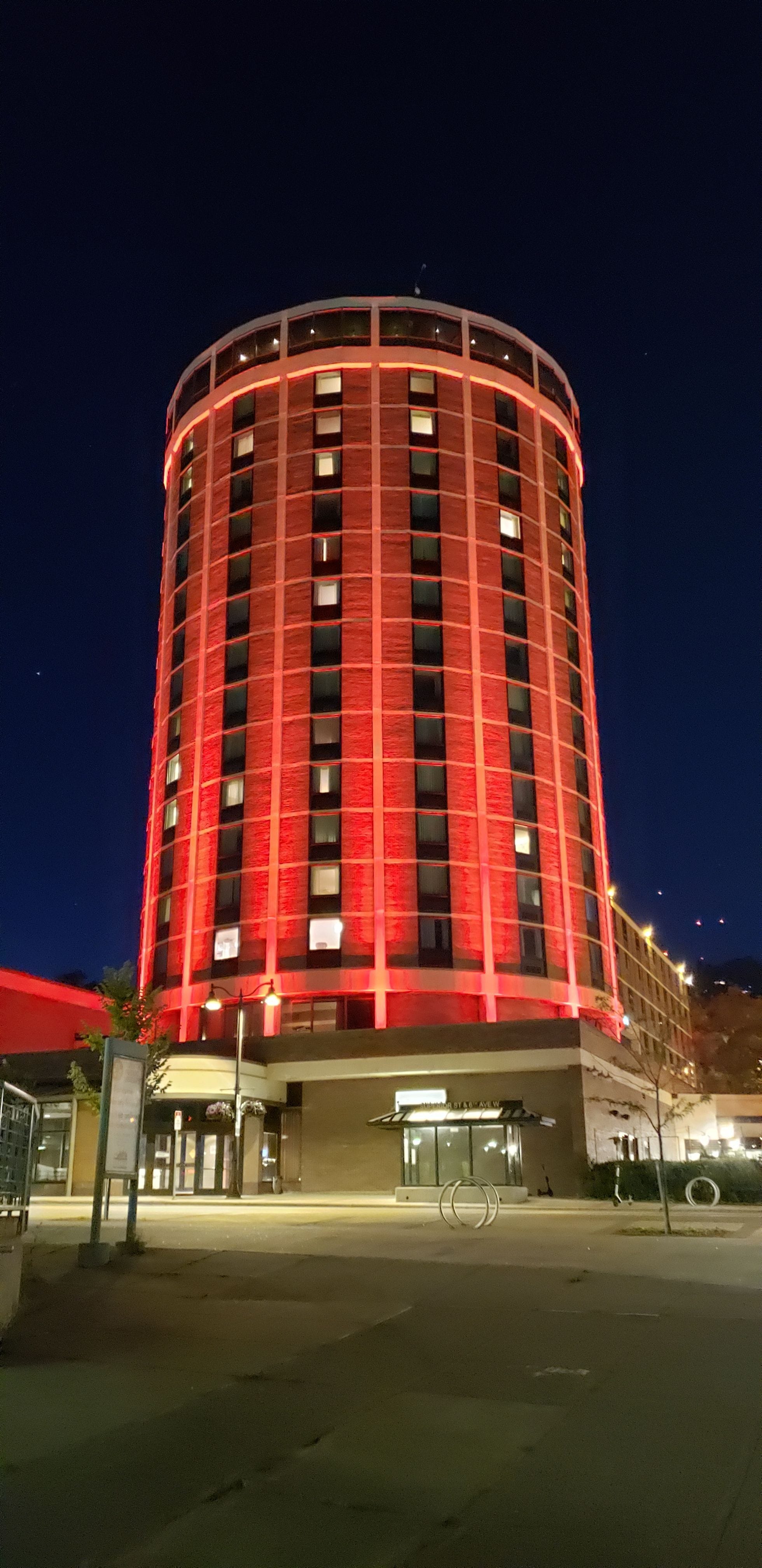 Duluth Radisson building lit in red lighting by Duluth Event Lighting